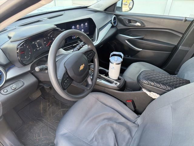 Used 2025 Chevrolet Trax LS w/ LS Convenience Package image 9