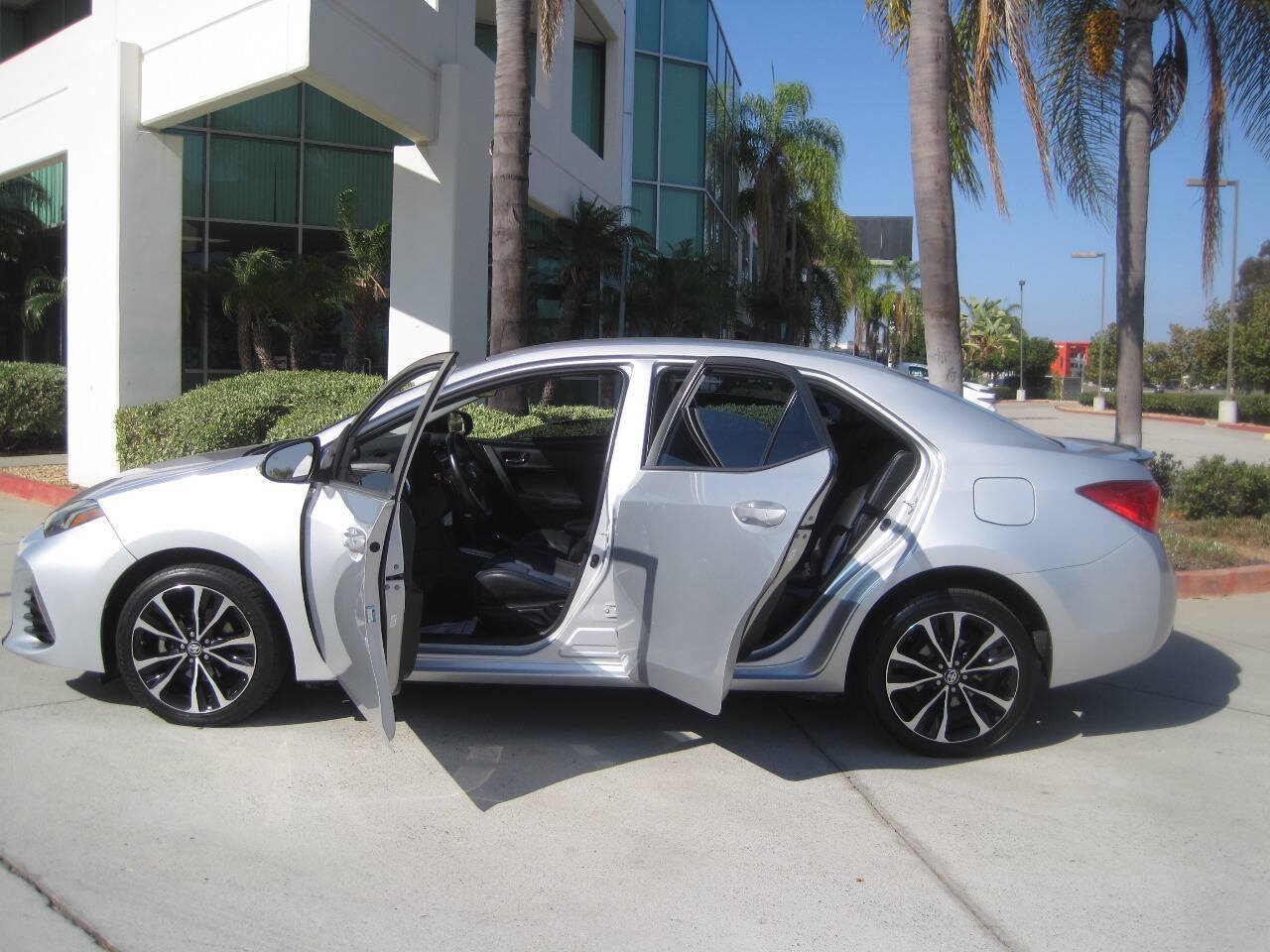 Used 2017 Toyota Corolla SE FWD image 5