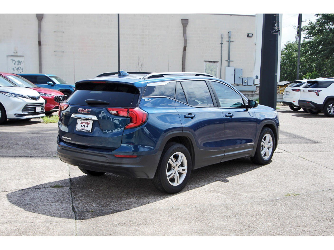 Used 2021 GMC Terrain SLE w/ Driver Convenience Package FWD image 7