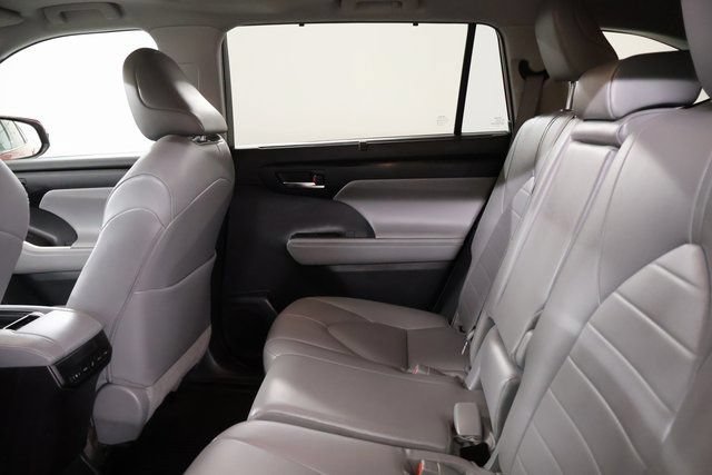 Used 2022 Toyota Highlander XLE AWD/4WD image 30
