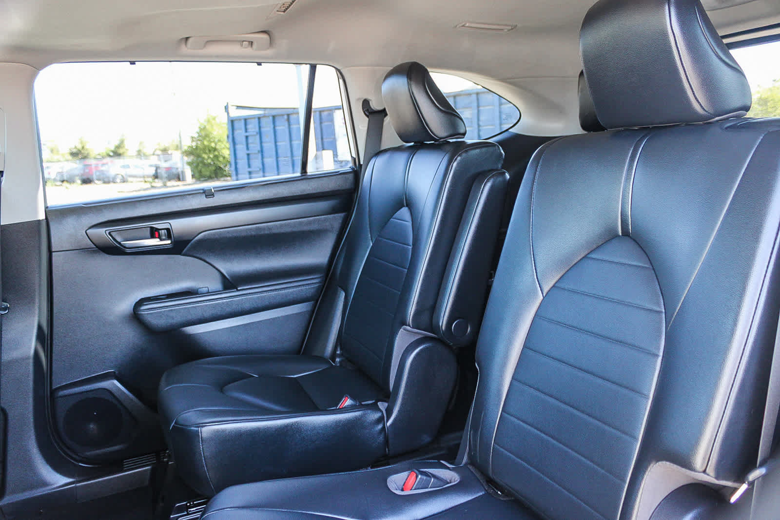 Used 2021 Toyota Highlander XLE AWD/4WD image 18