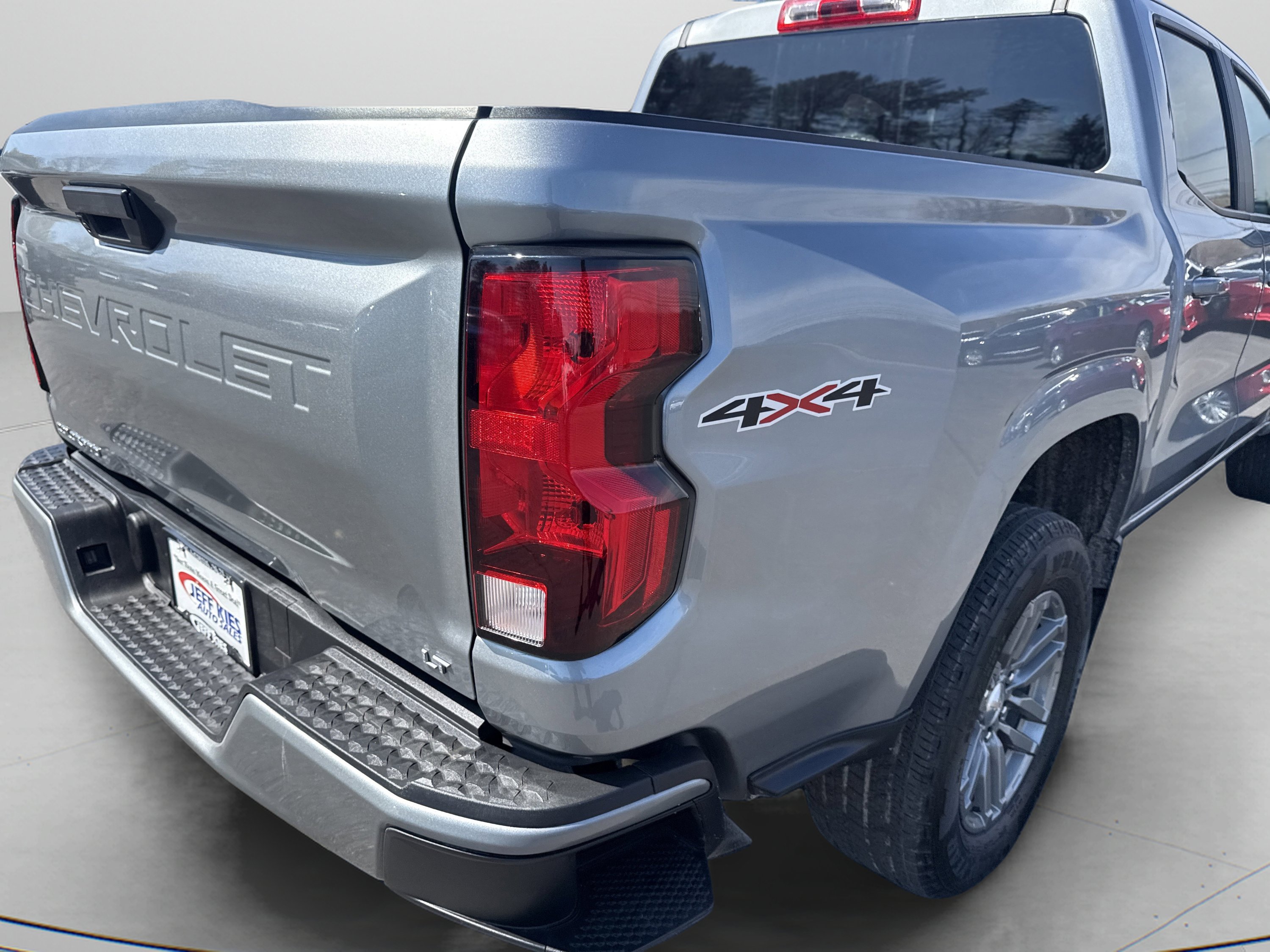 Used 2024 Chevrolet Colorado LT AWD/4WD image 5