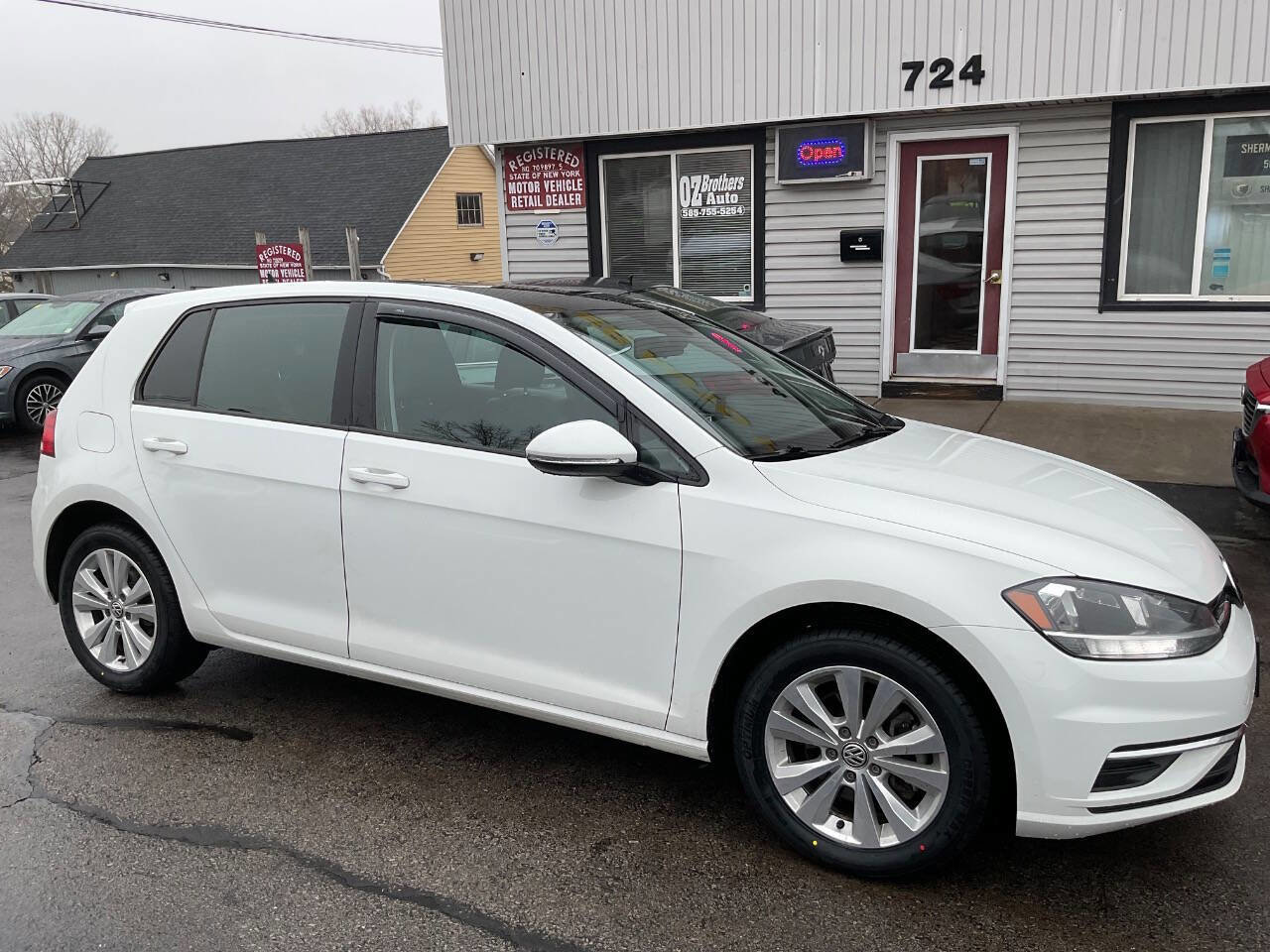 Used 2021 Volkswagen Golf 4-Door image 6
