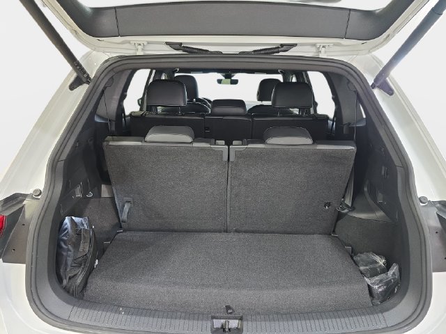 Used 2024 Volkswagen Tiguan SE R-Line FWD image 28