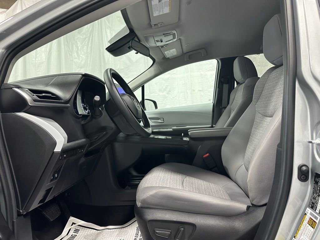 Used 2025 Toyota Sienna LE image 15