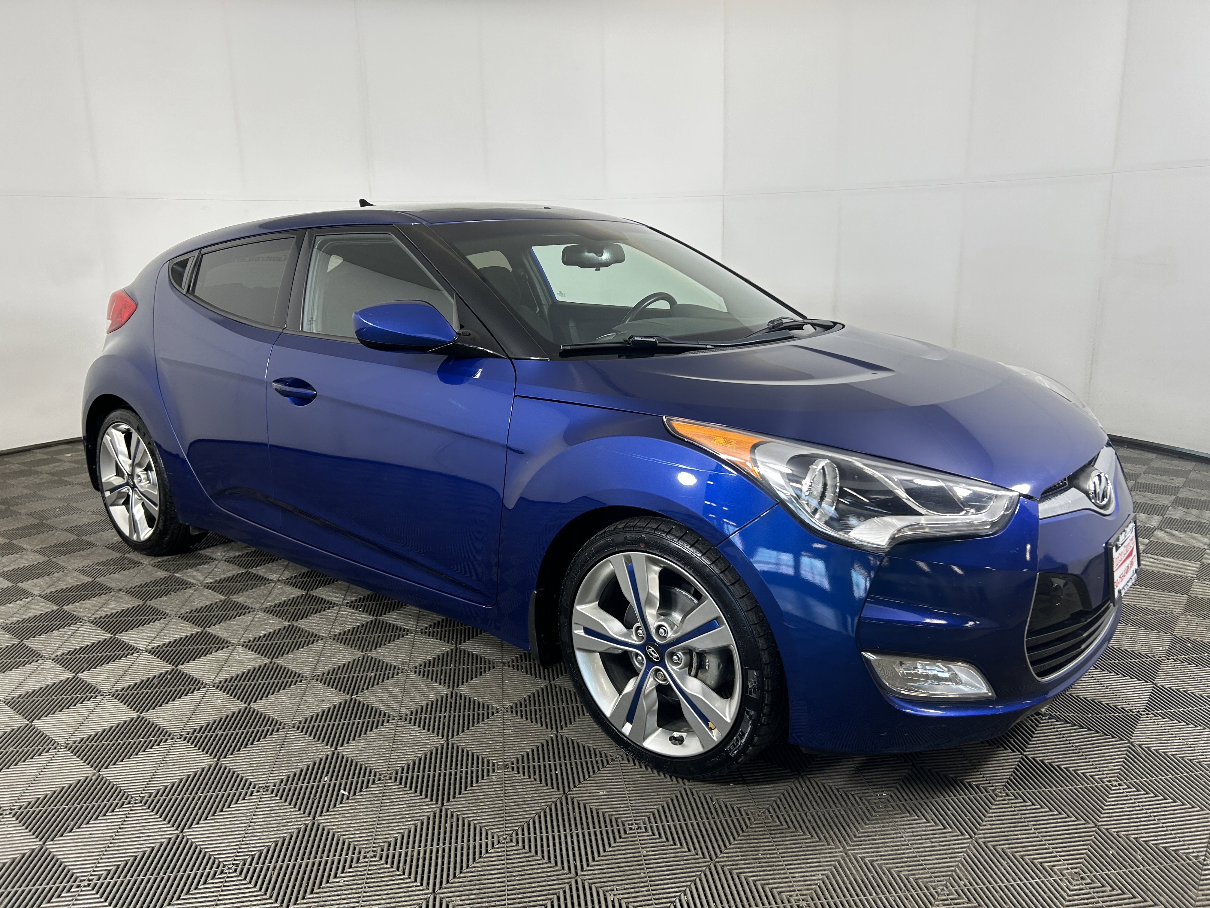 Used 2017 Hyundai Veloster Value Edition image 4