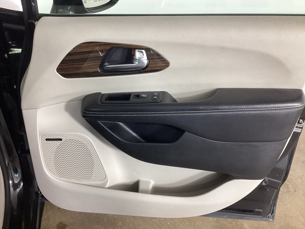 Used 2022 Chrysler Pacifica Limited FWD image 23