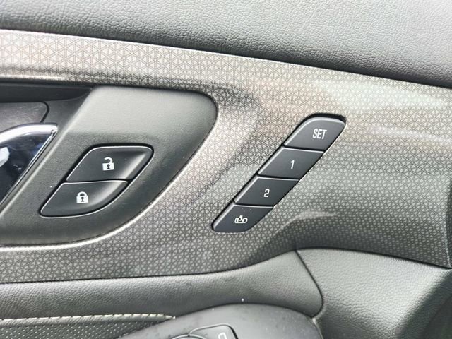 Used 2023 Chevrolet Traverse Premier image 35