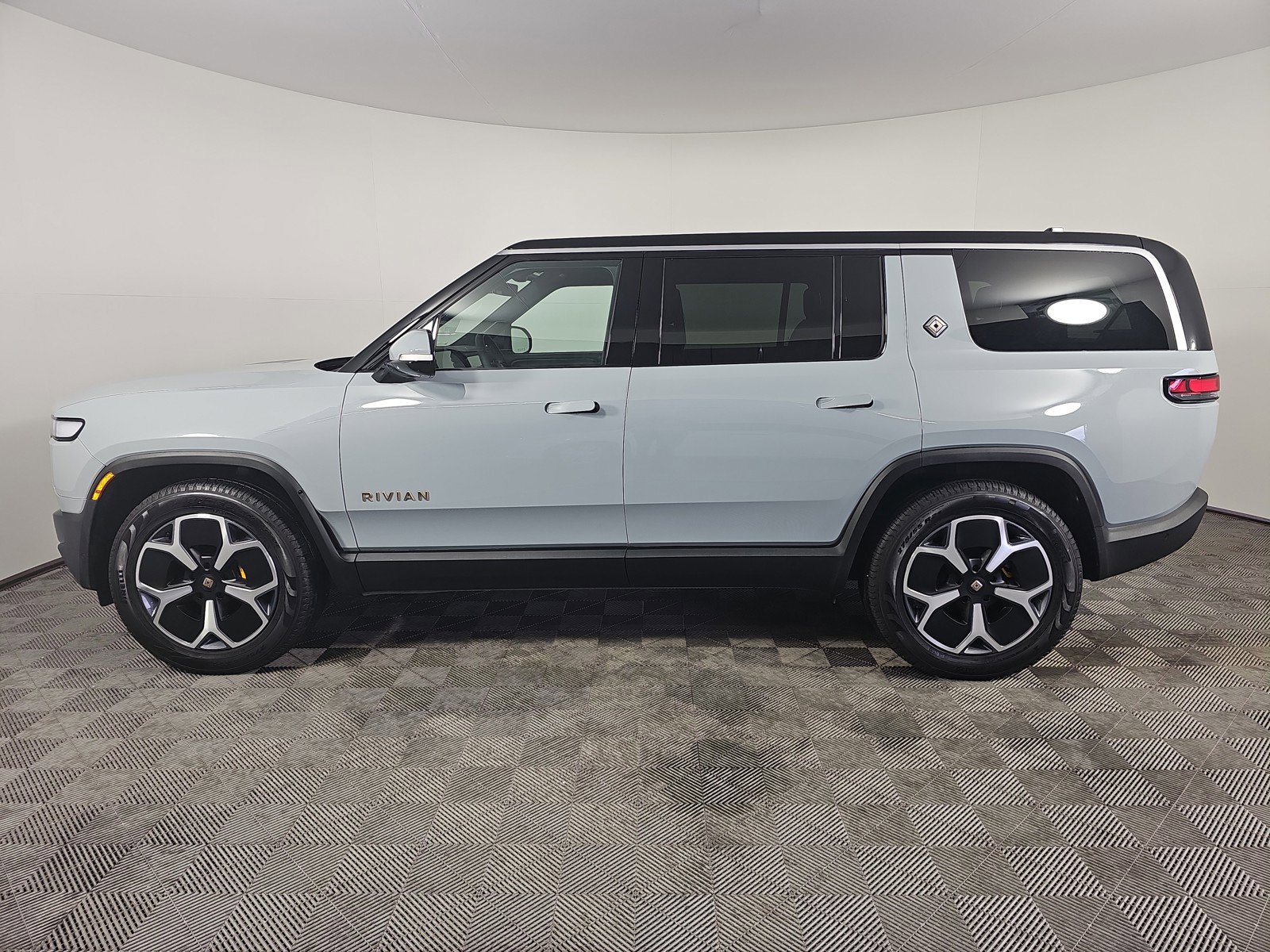 Used 2024 Rivian R1S Adventure AWD/4WD image 2