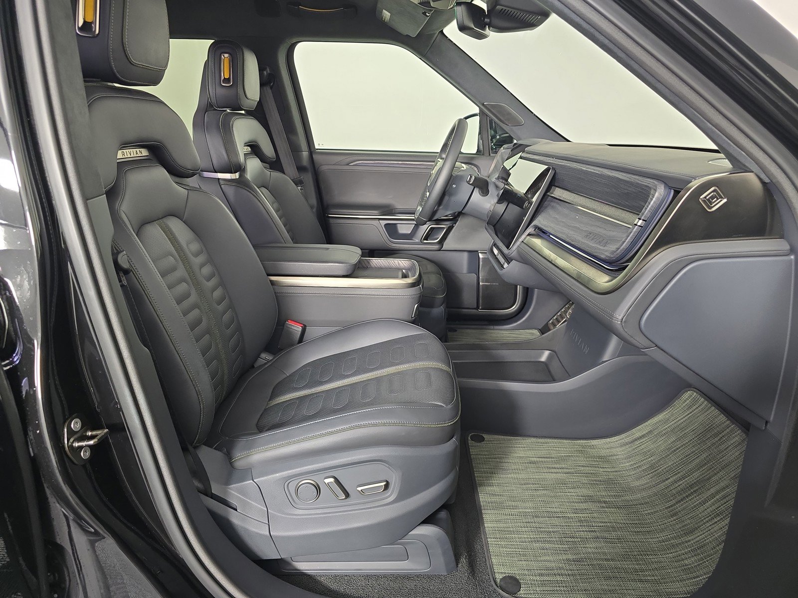 Used 2022 Rivian R1T Adventure image 23