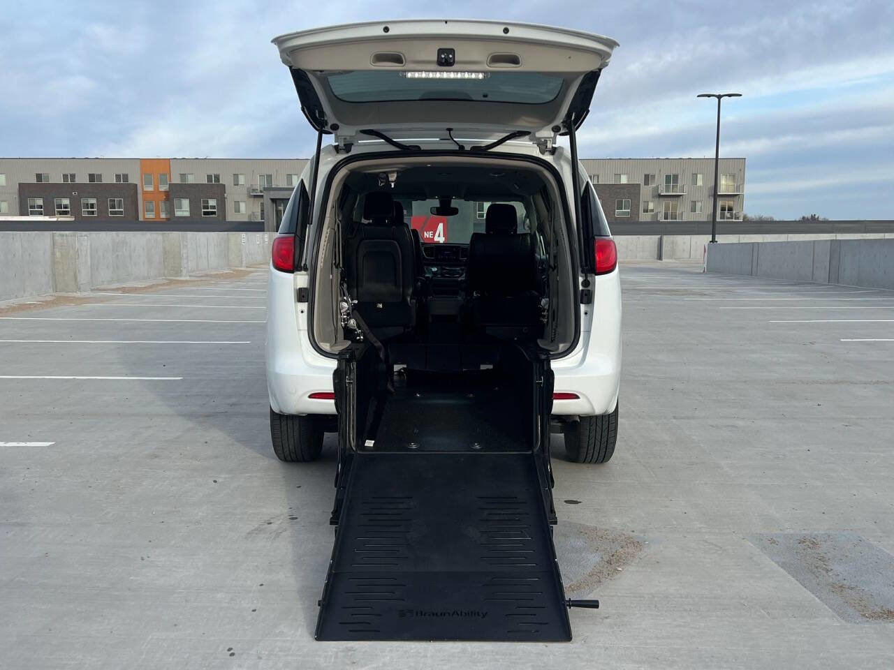 Used 2021 Chrysler Voyager Lxi image 8