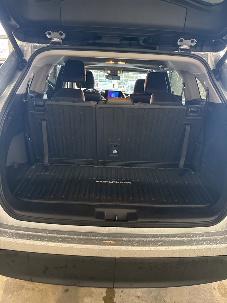 Used 2025 Toyota Highlander AWD image 14