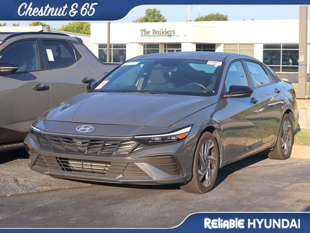 Used 2025 Hyundai Elantra Sport FWD image 11