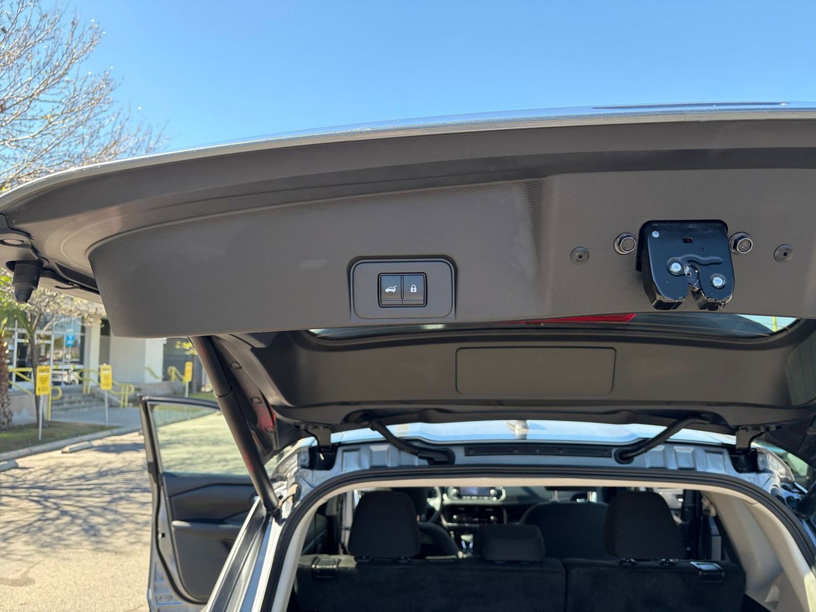 Used 2025 Nissan Rogue SV FWD image 23