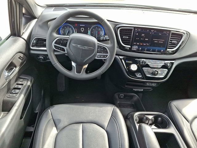 Used 2025 Chrysler Pacifica Select image 13