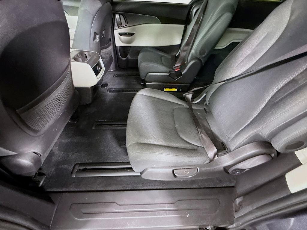 Used 2022 Kia Carnival LX image 26