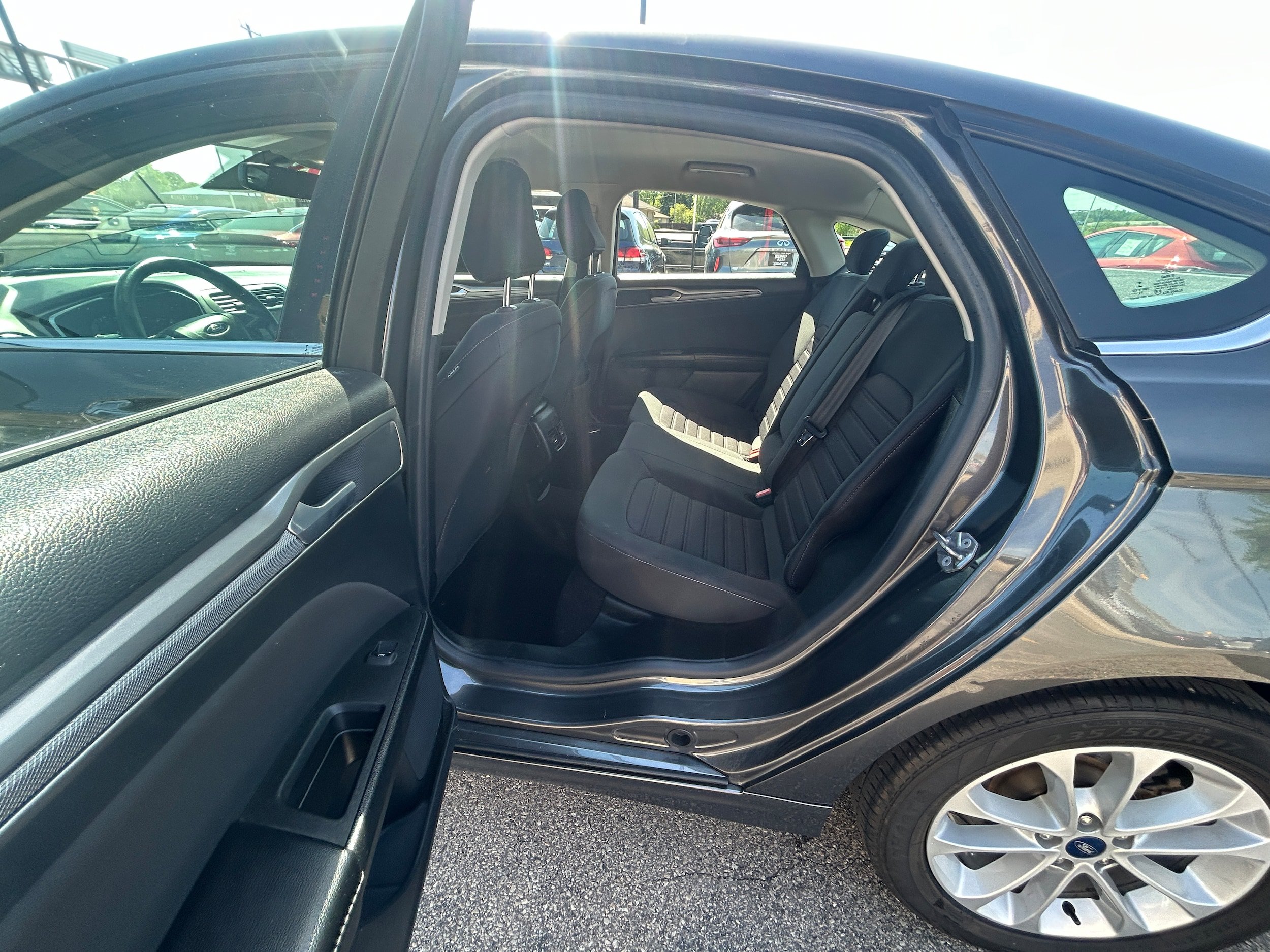 Used 2020 Ford Fusion SE FWD image 4