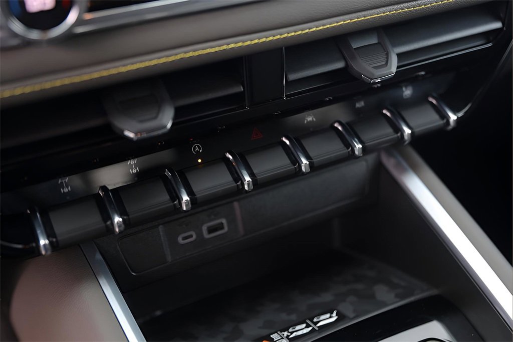 Used 2024 Chevrolet Colorado ZR2 w/ ZR2 Convenience Package III image 19