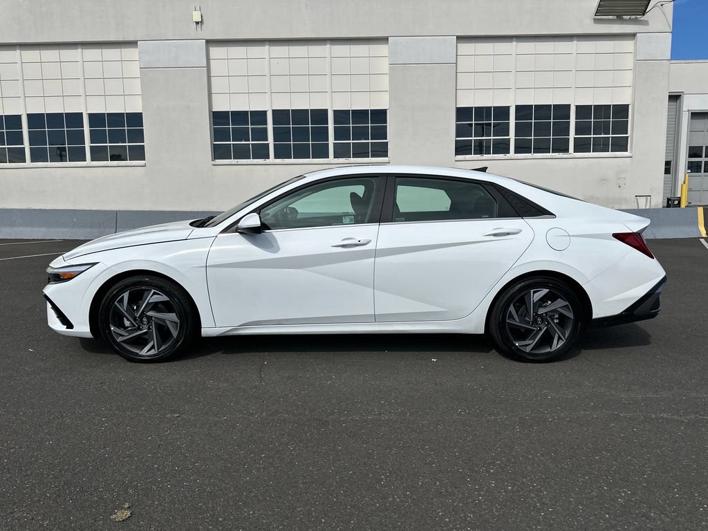 Used 2025 Hyundai Elantra SEL FWD image 3