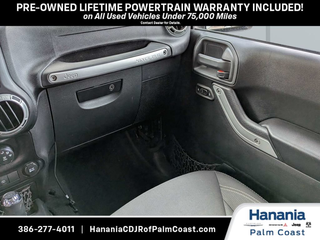 Used 2017 Jeep Wrangler Unlimited Sahara w/ Connectivity Group AWD/4WD image 17