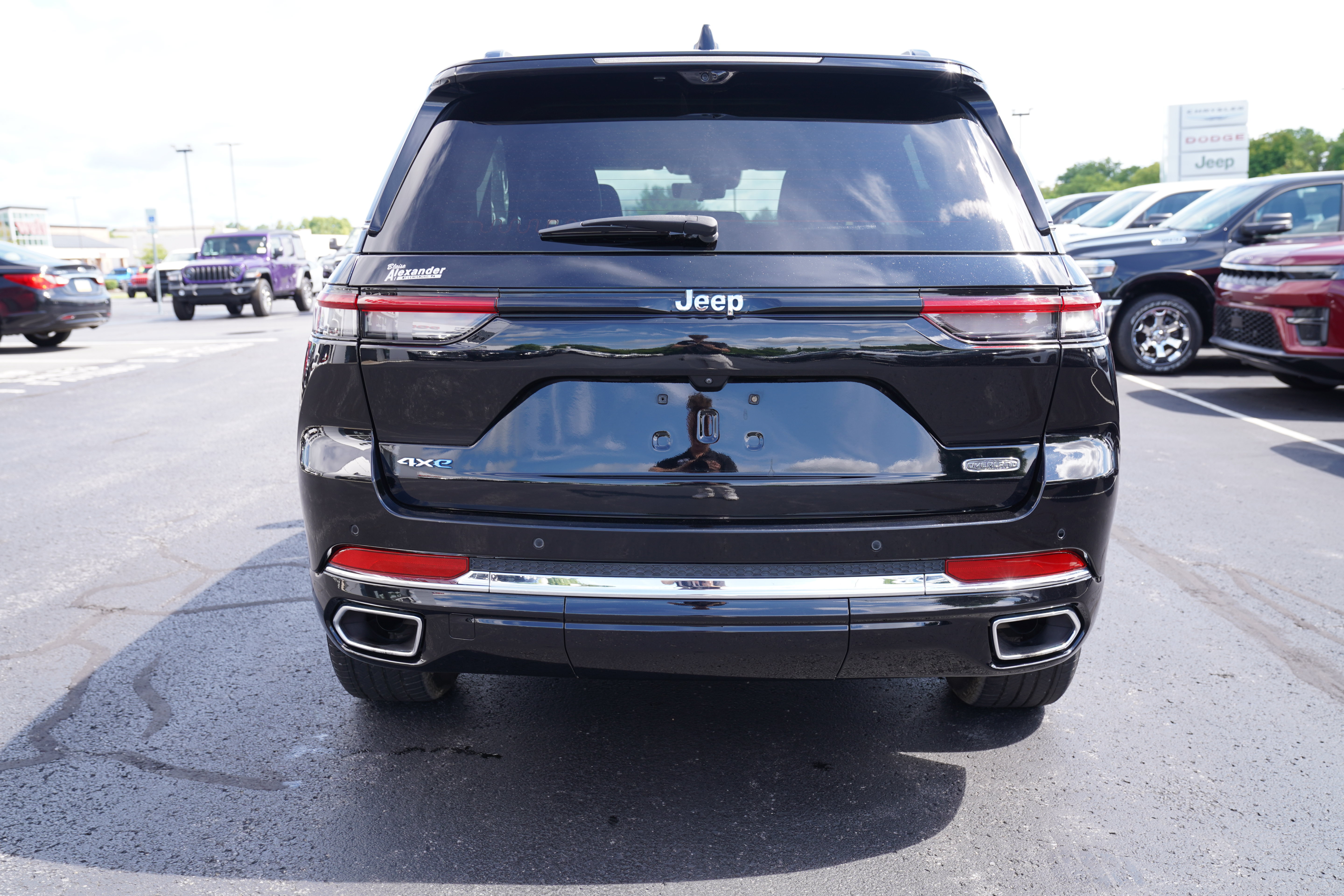 Certified 2023 Jeep Grand Cherokee Overland w/ Luxury Tech Group IV AWD/4WD image 7