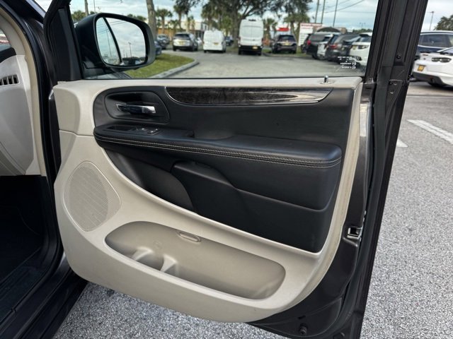 Used 2015 Chrysler Town & Country Touring w/ Driver Convenience Group image 15