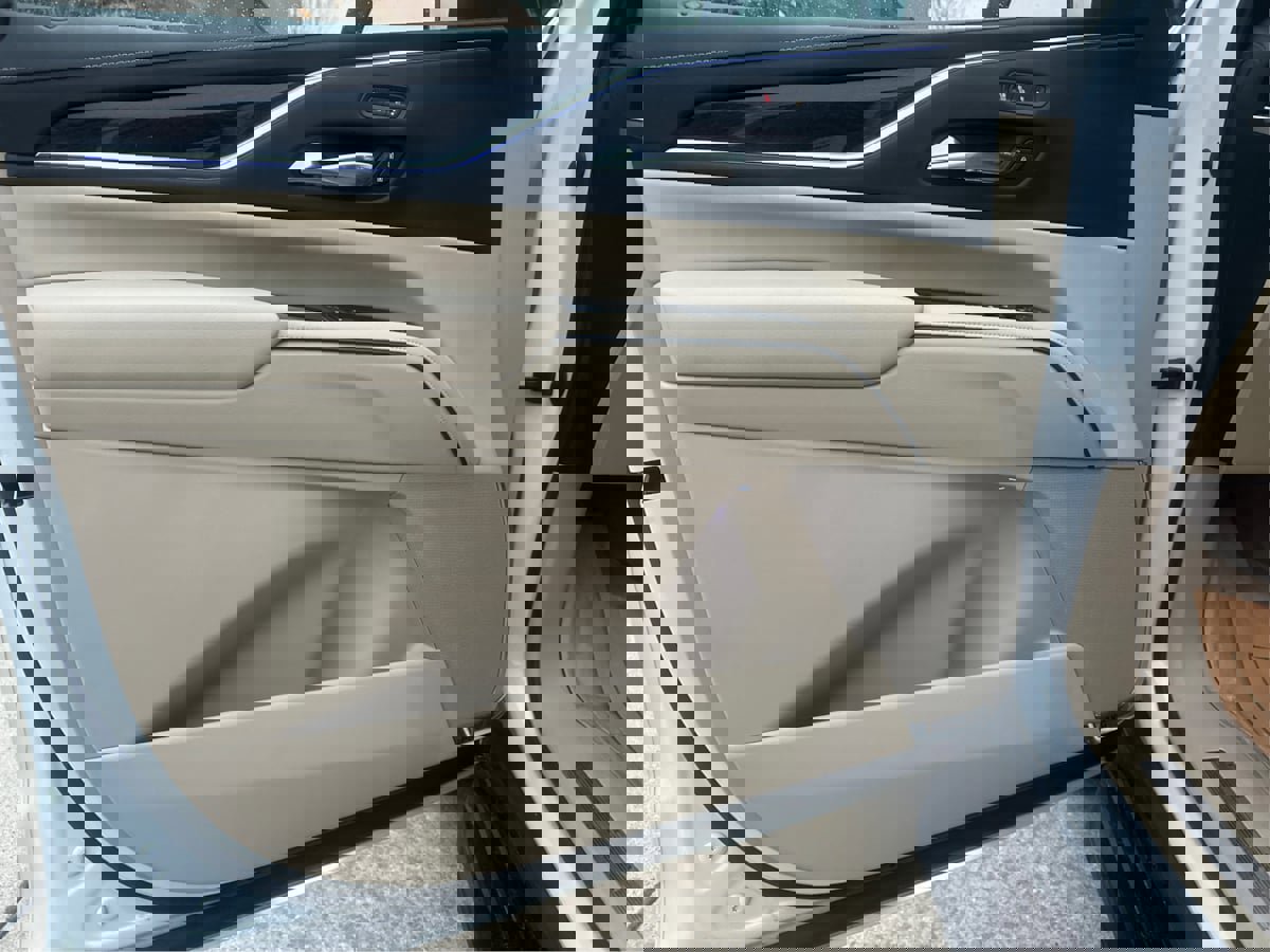 Used 2021 Cadillac Escalade Premium Luxury w/ Performance Package image 15