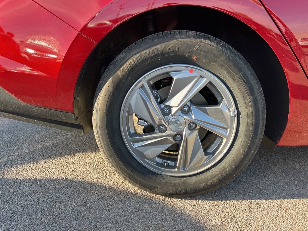 Used 2025 Hyundai Elantra SE image 9