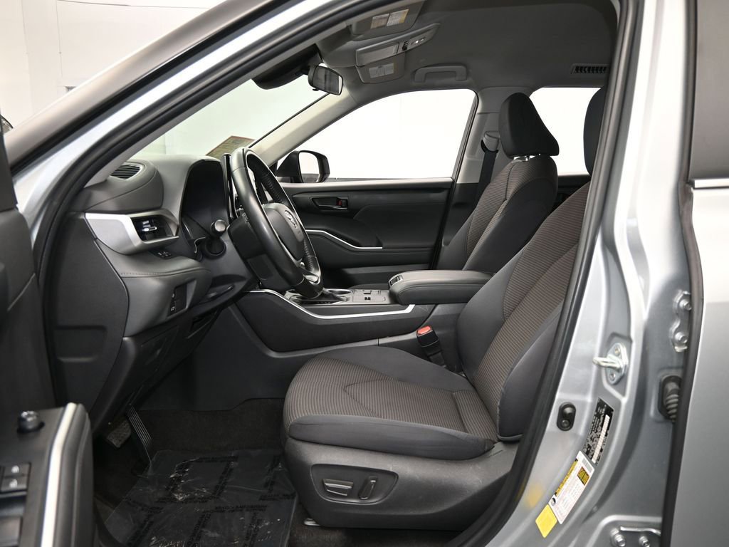 Used 2023 Toyota Highlander LE image 11