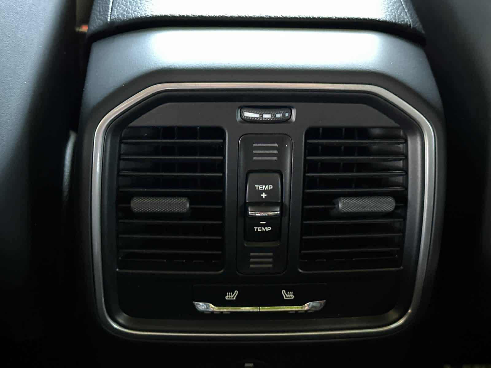 Certified 2025 Porsche Macan AWD/4WD image 14