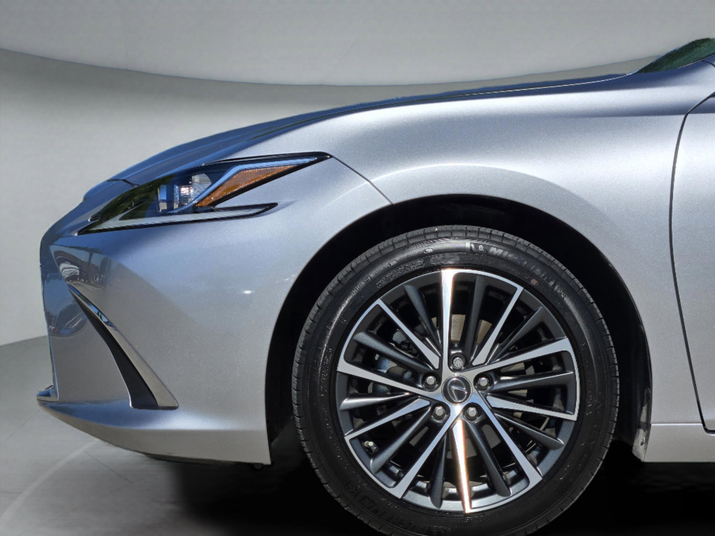 Used 2025 Lexus ES 300h w/ Premium Package FWD image 39