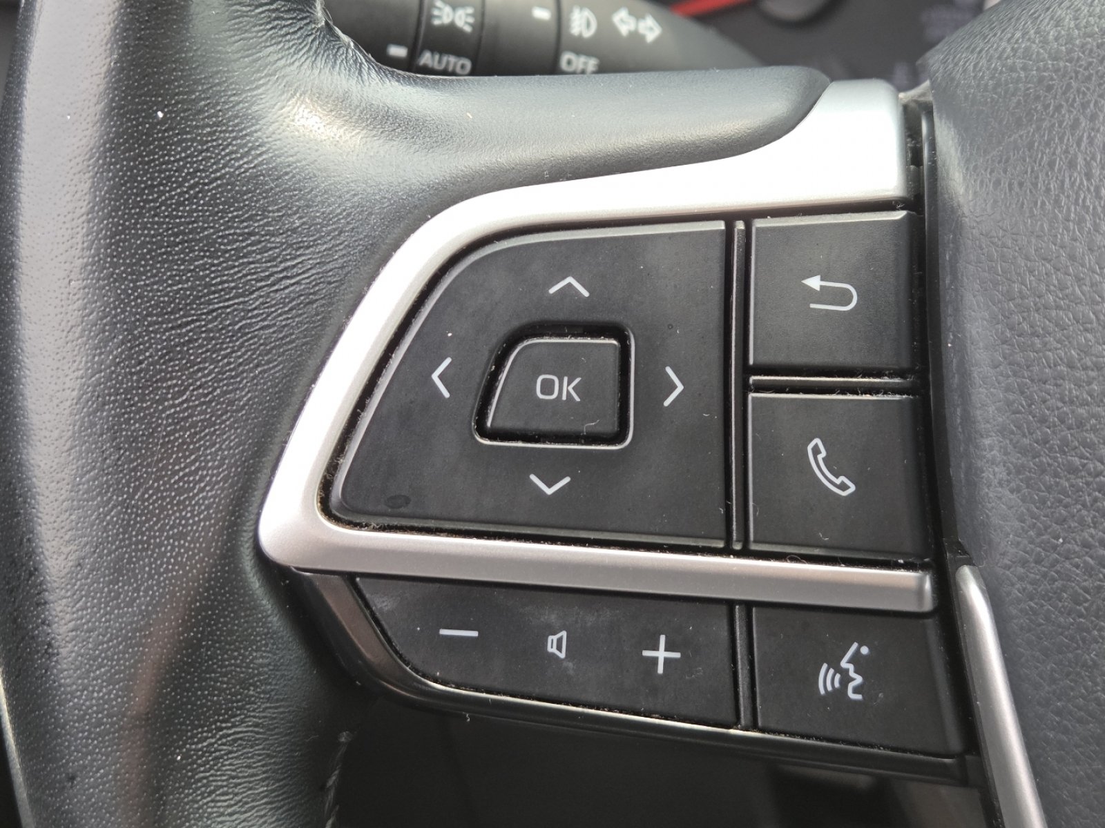 Used 2022 Toyota Highlander LE AWD/4WD image 33
