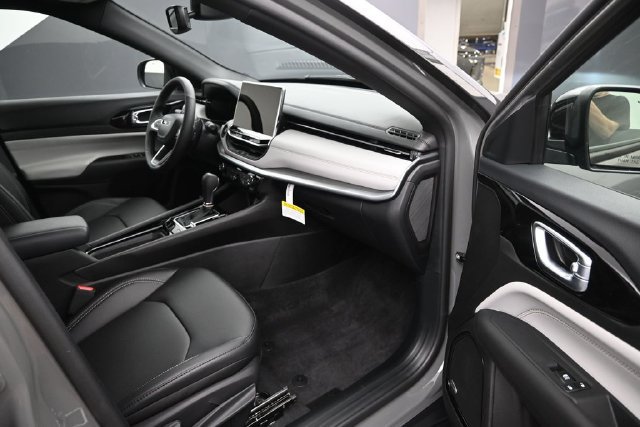 New 2026 Jeep Compass Limited w/ Sun, Sound & Navigation Group AWD/4WD image 9