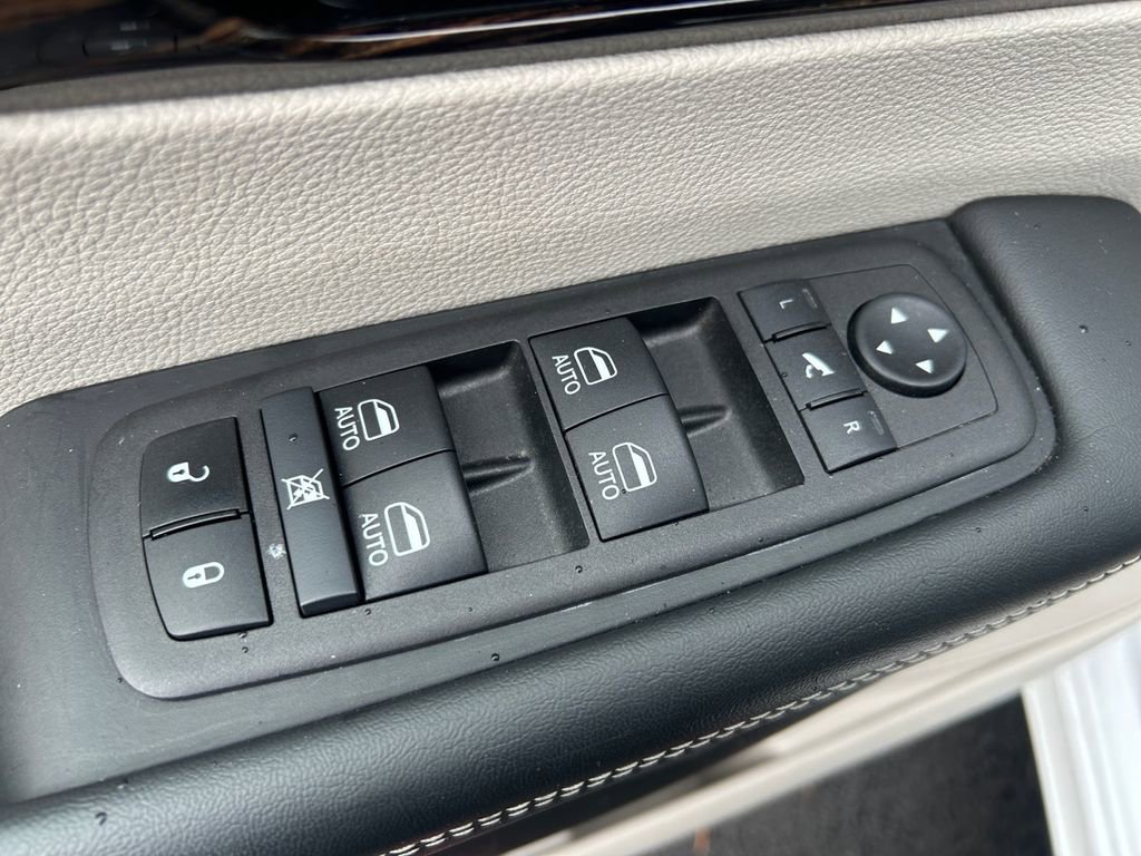 Used 2024 Chrysler Pacifica Limited image 23