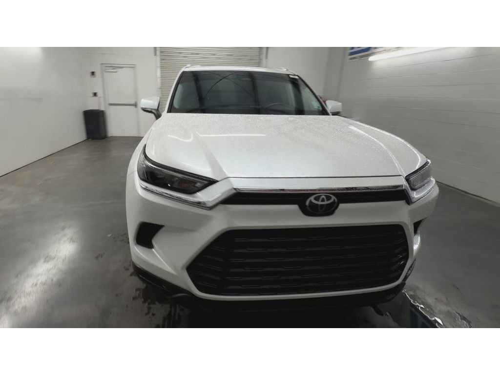 Used 2024 Toyota Grand Highlander AWD image 3