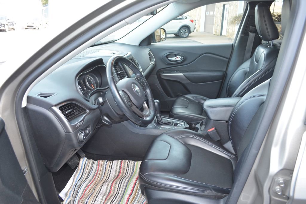 Used 2020 Jeep Cherokee Latitude Plus w/ Cold Weather Group image 12