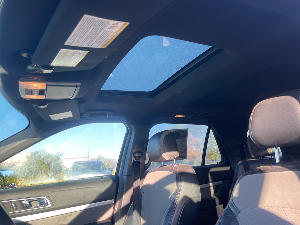 Used 2017 Ford Explorer XLT w/ Equipment Group 202A AWD/4WD image 18