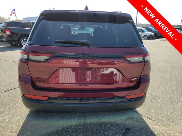 Used 2024 Jeep Grand Cherokee Altitude AWD/4WD image 4
