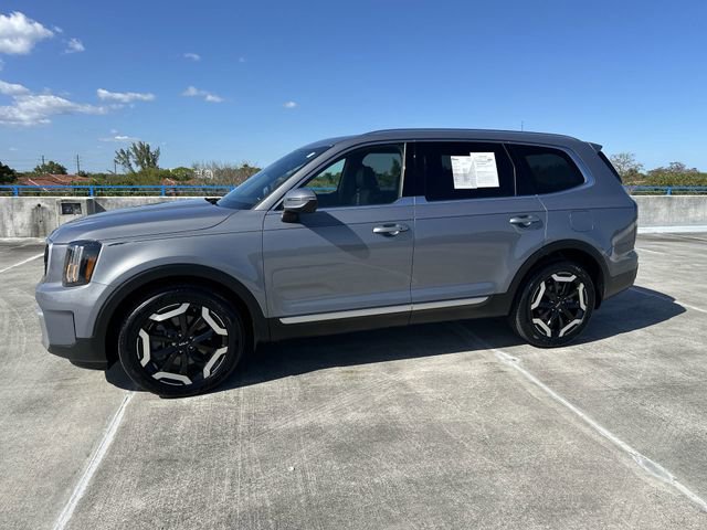 Used 2024 Kia Telluride EX w/ EX Captain's Chair Package image 34
