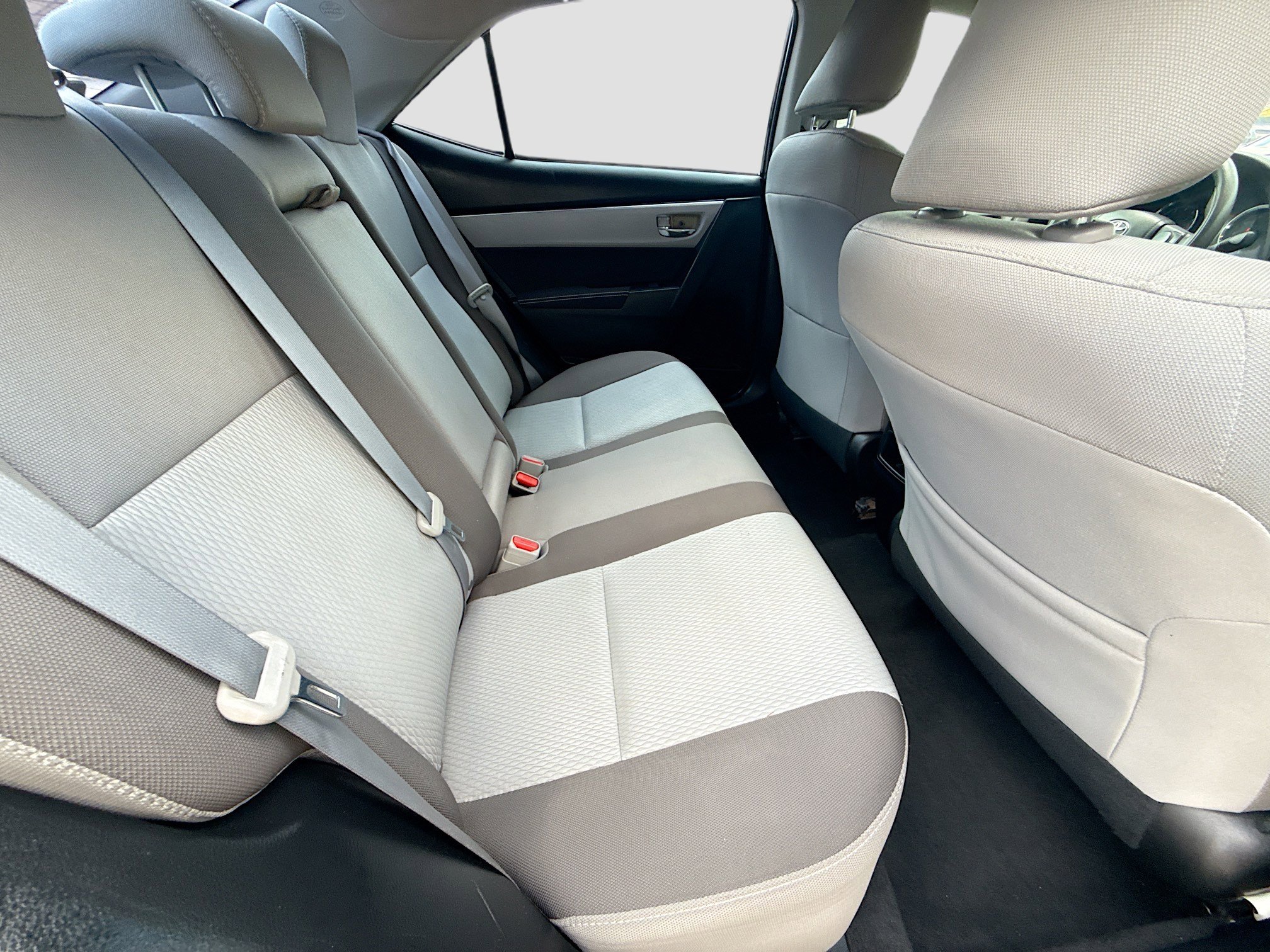 Used 2018 Toyota Corolla LE FWD image 27