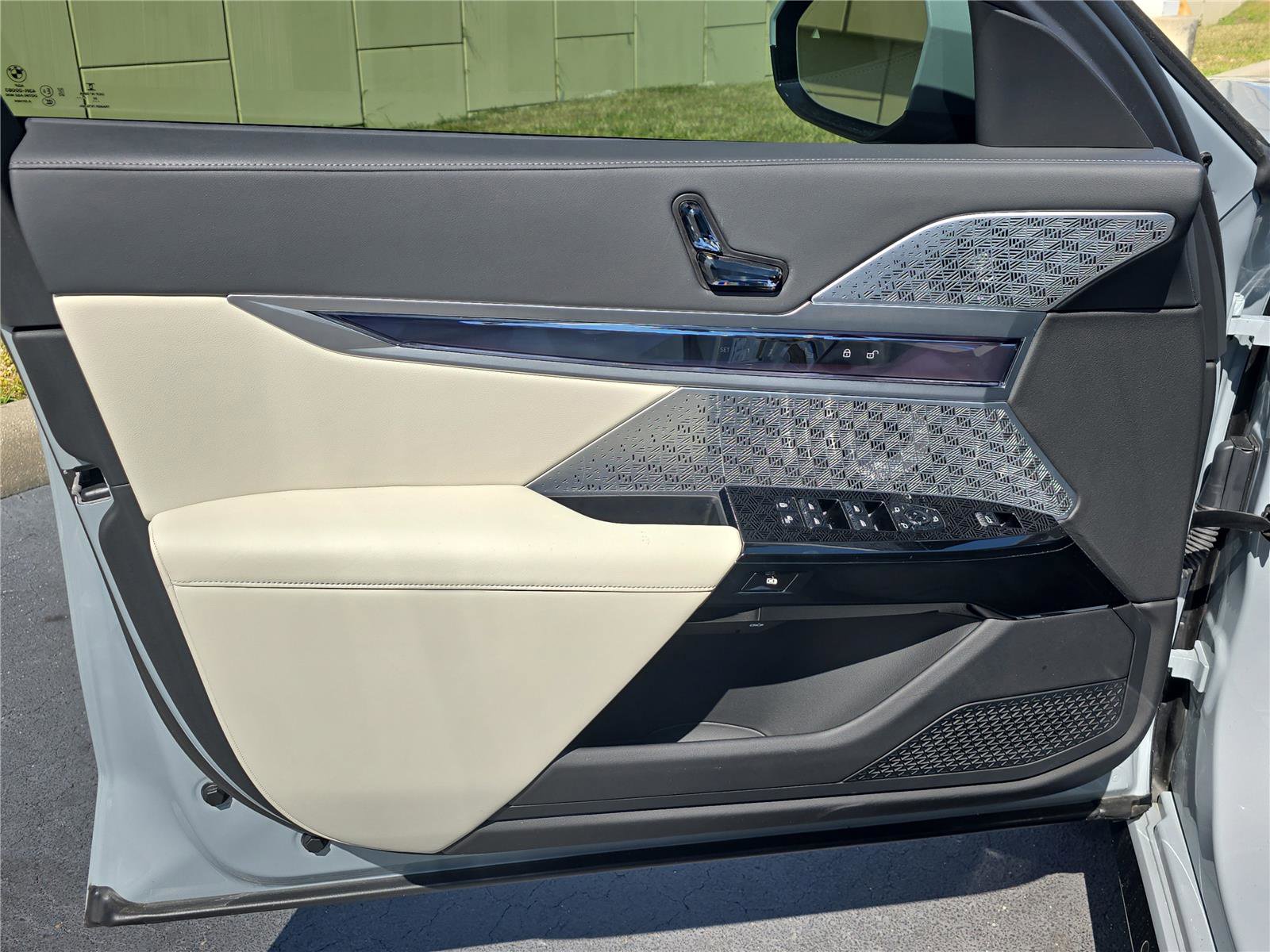 Used 2023 BMW 760i xDrive w/ Luxury Rear Seating Package image 15