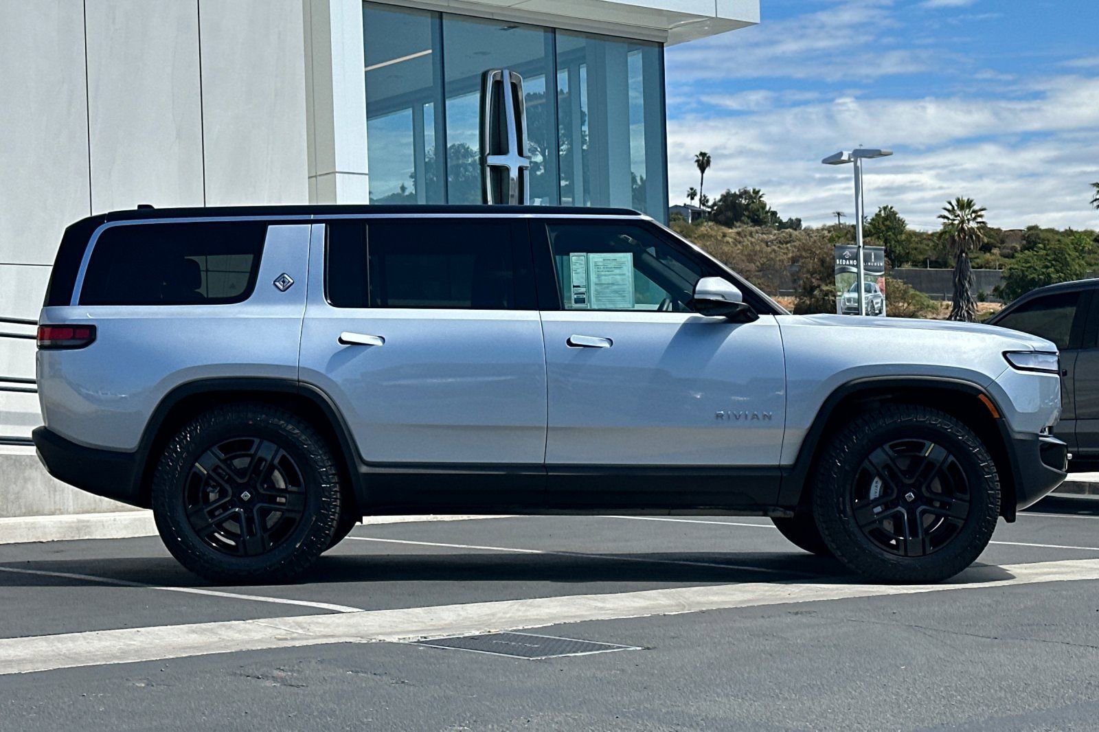 Used 2024 Rivian R1S Adventure image 2