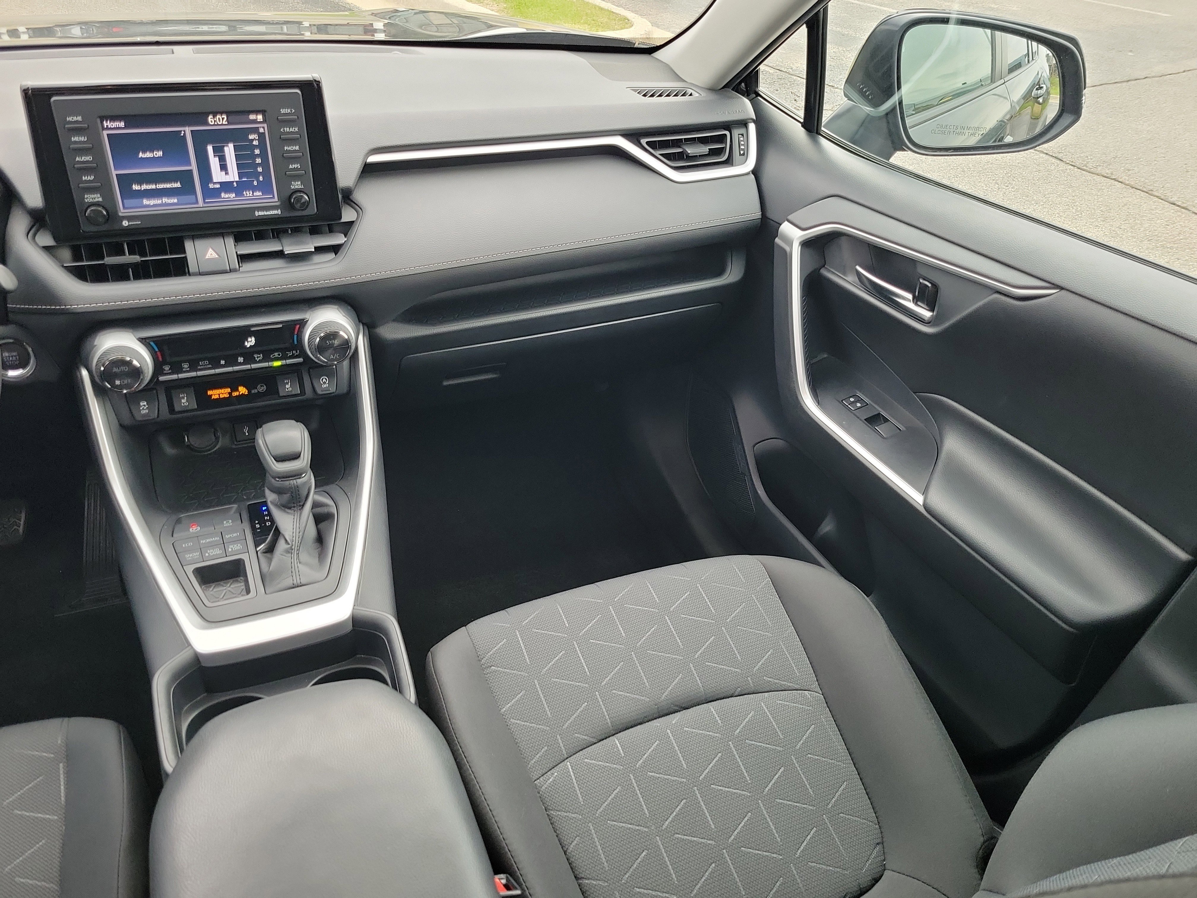 Used 2020 Toyota RAV4 XLE w/ Convenience Package image 16