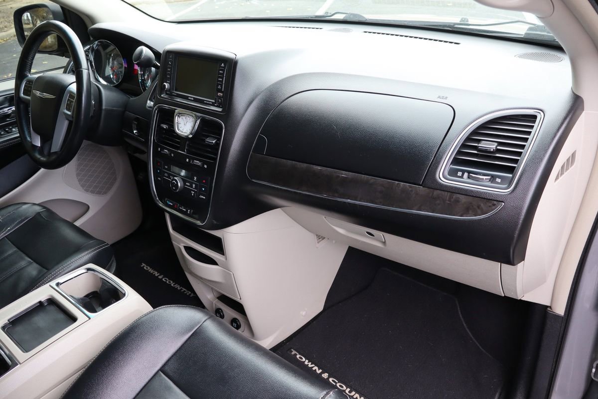 Used 2013 Chrysler Town & Country Touring image 16