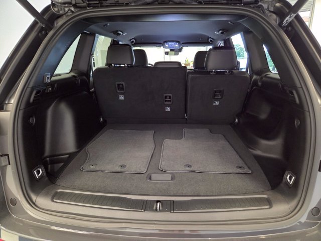 Used 2025 Jeep Grand Cherokee Limited RWD image 16