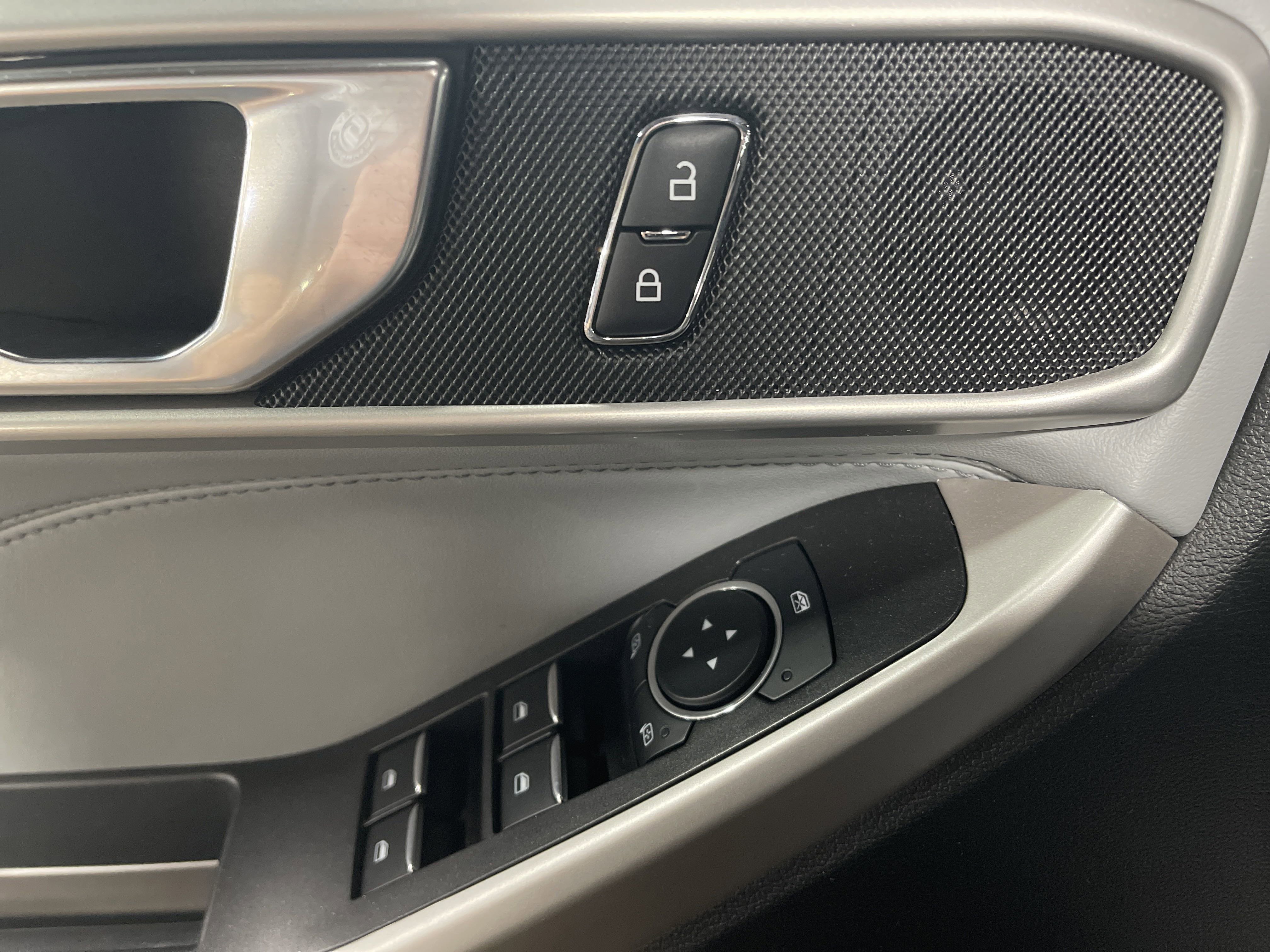 Used 2023 Ford Explorer XLT w/ Equipment Group 202A image 8