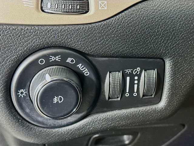 Used 2017 Jeep Cherokee Latitude w/ Cold Weather Group image 20