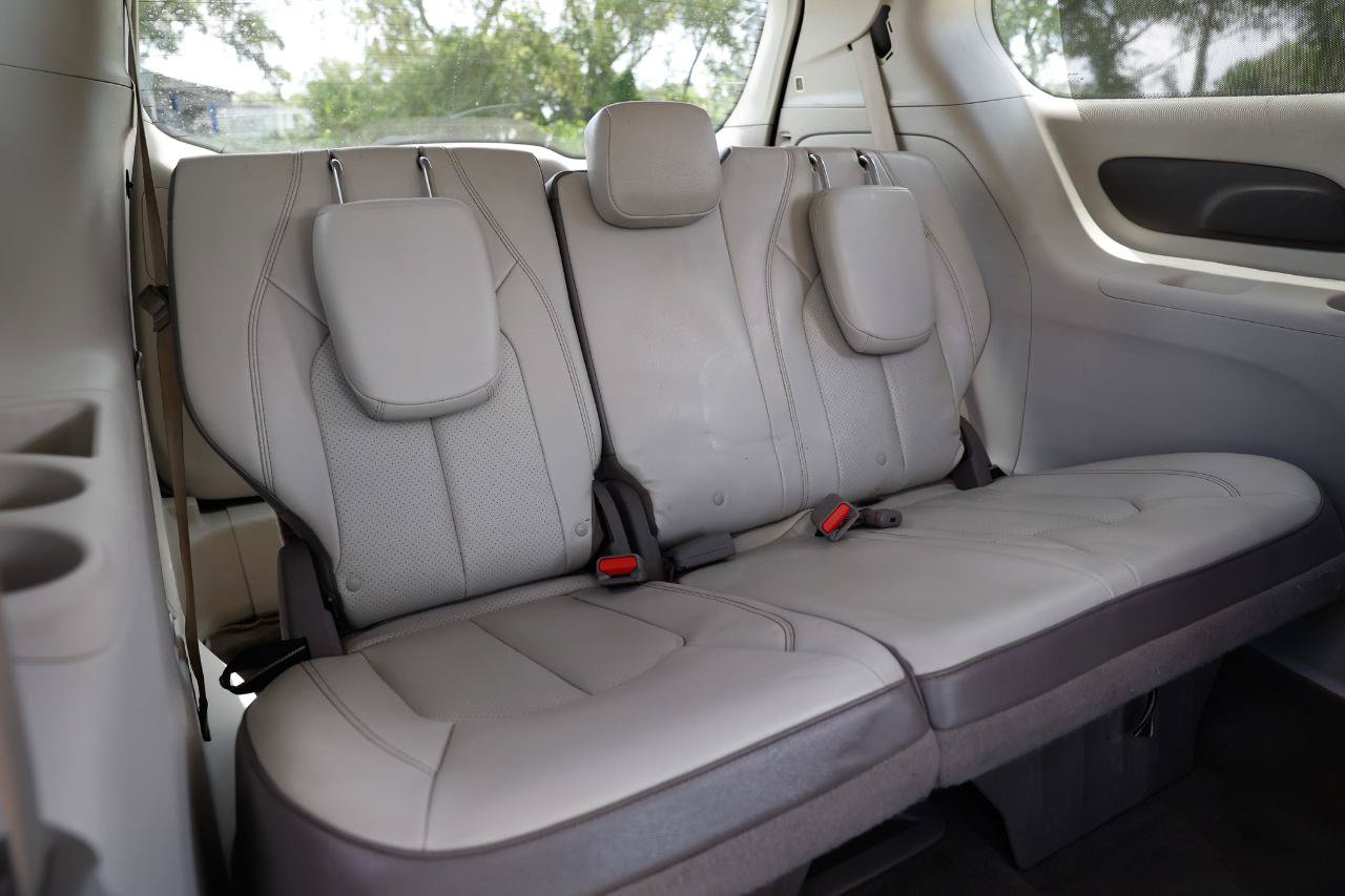 Used 2018 Chrysler Pacifica Touring-L FWD image 21