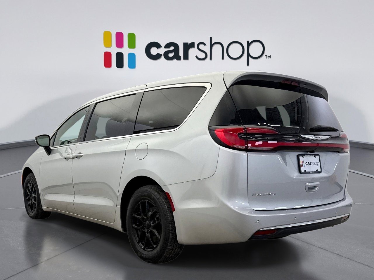 Used 2026 Chrysler Pacifica Select image 3