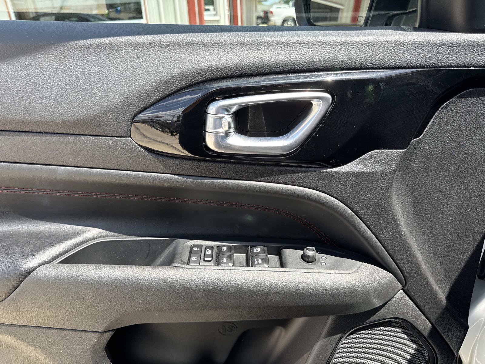 Used 2025 Jeep Compass Trailhawk AWD/4WD image 19